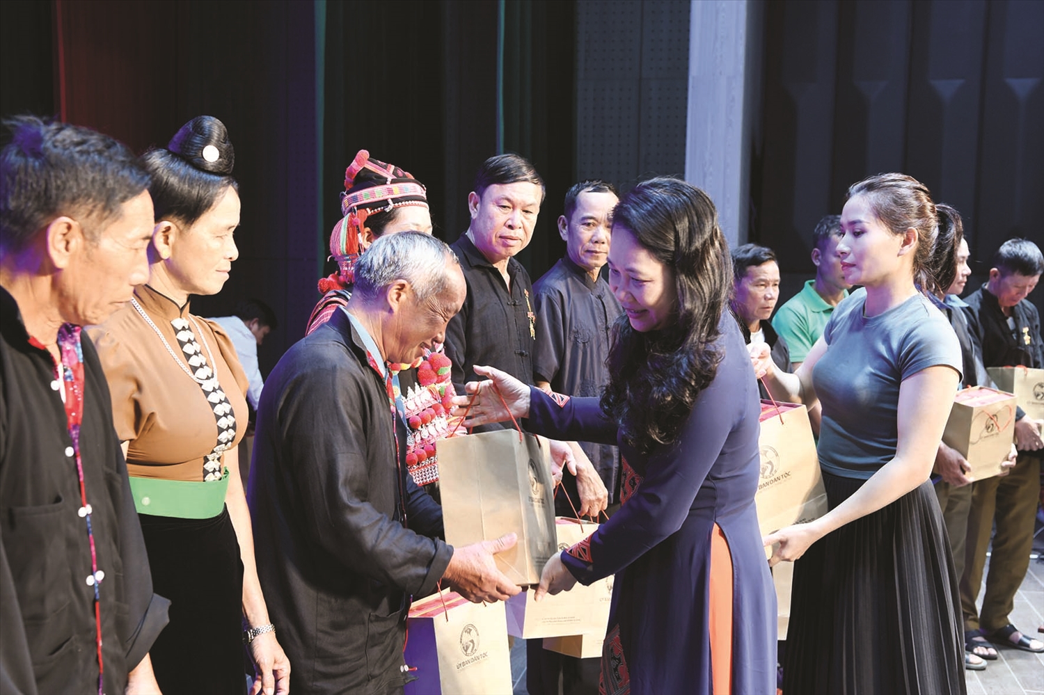Thứ trưởng, Phó Chủ nhiệm Ủy ban Dân tộc Nông Thị Hà tặng quà cho các đại biểu Người có uy tín tiêu biểu tỉnh Điện Biên nhân dịp Đoàn đến thăm Ủy ban Dân tộc