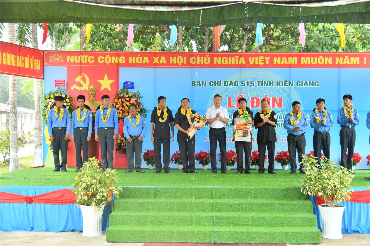 Ông Nguyễn Lưu Trung, Phó Chủ tịch UBND tỉnh, Trưởng Ban Chỉ đạo 515 tỉnh Kiên Giang trao hoa và biểu dương đoàn công tác đã hoàn thành nhiệm vụ 
