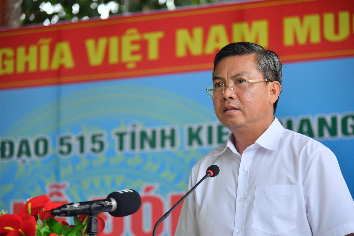 Ông Nguyễn Lưu Trung, Phó Chủ tịch UBND tỉnh, Trưởng Ban Chỉ đạo 515 tỉnh Kiên Giang phát biểu tại buổi lễ 