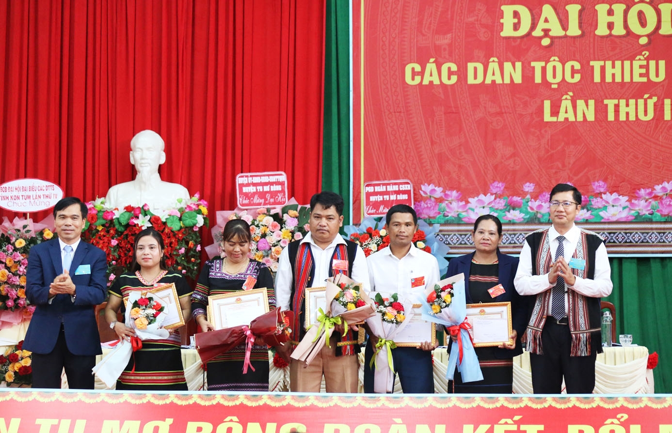 Ban Dân tộc tỉnh Kon Tum tặng Giấy khen cho các tập thể, cá nhân tại Đại hội Đại biểu các DTTS huyện Tu Mơ Rông lần thứ IV