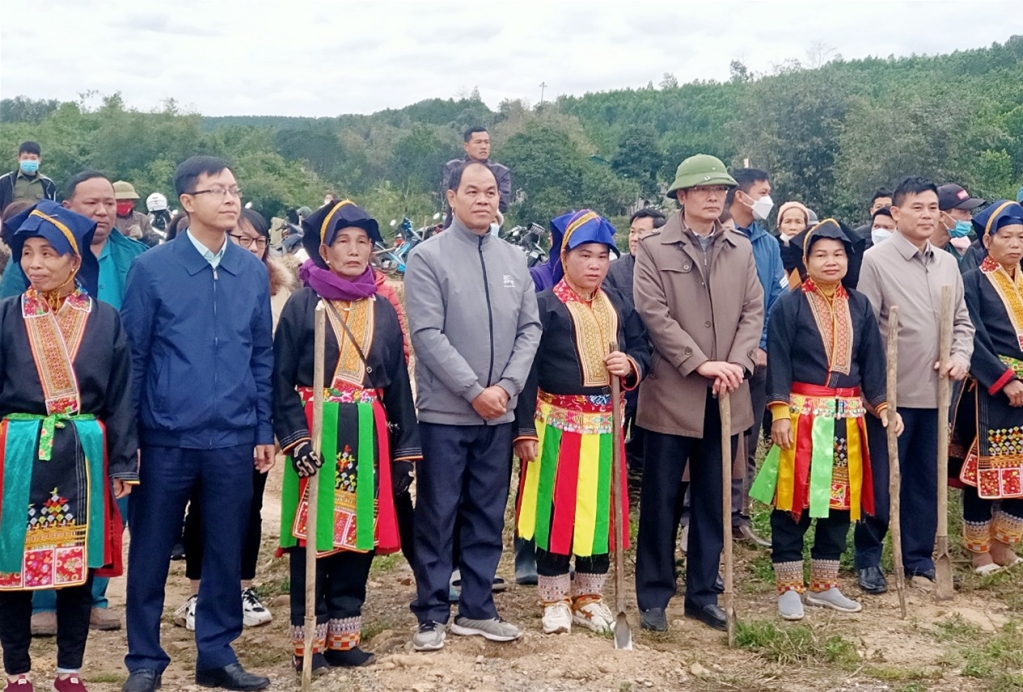 Lãnh đạo huyện Ba Chẽ cùng Hội nông dân huyện ra quân lễ phát động trồng rừng gỗ lớn