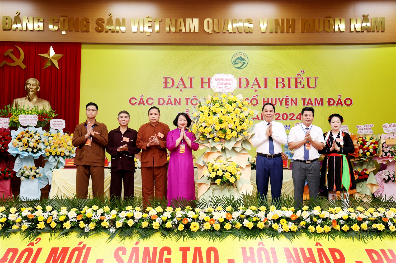 Lãnh đạo Huyện ủy - HĐND - UBND - Ủy ban MTTQ Việt Nam huyện Tam Đảo tặng hoa chúc mừng Đại hội