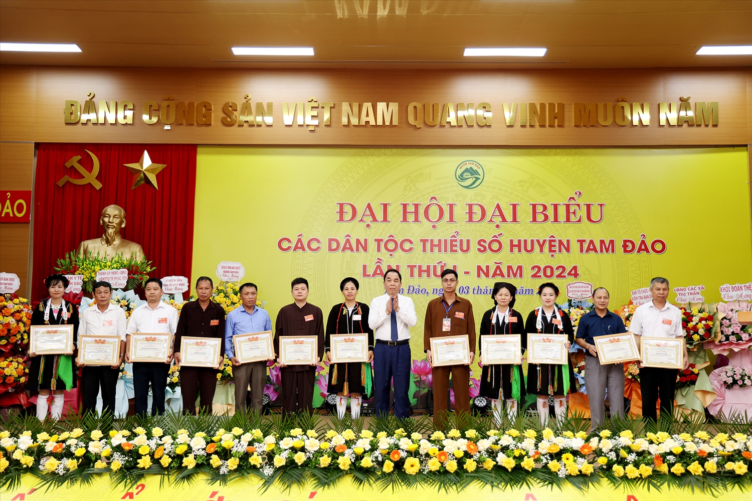 Lãnh đạo huyện Tam Đảo tặng Giấy khen cho các tập thể, cá nhân có nhiều thành tích trong việc thực hiện công tác dân tộc, chính sách dân tộc trong vùng đồng bào DTTS và miền núi