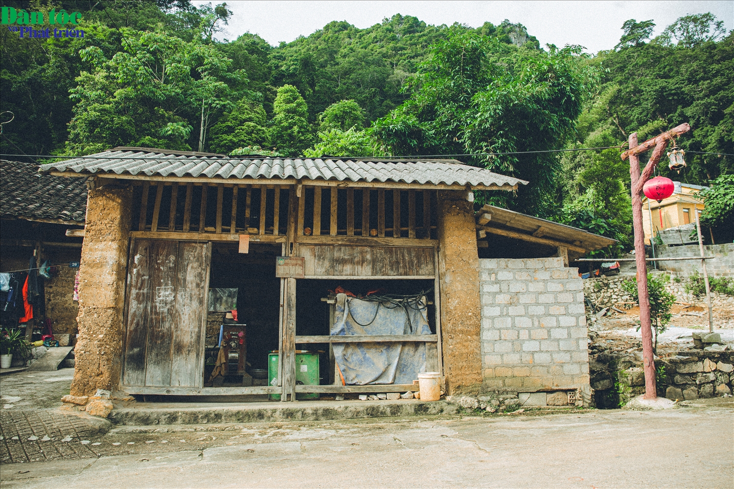 Một trạm xay xát lúa gạo trong làng Nghiến.