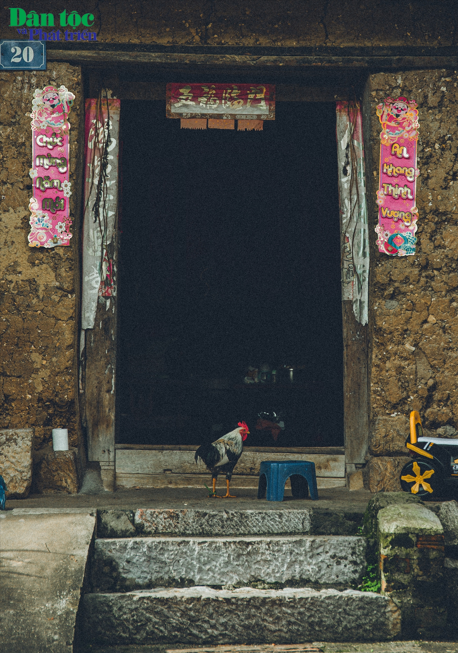 Các hộ dân trong làng Nghiến, hầu như nhà nào cũng được gia chủ cẩn thận trang trí bằng những câu đối hay đèn lồng trước cửa