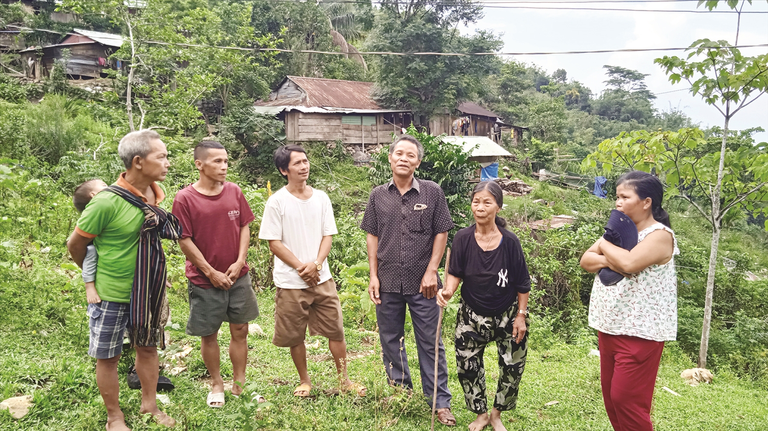 Ông Phạm Huy Hoàng (đứng thứ 3 từ phải qua) luôn gần gũi, nắm bắt tâm tư, nguyện vọng của bà con để làm tốt công tác tuyên truyền