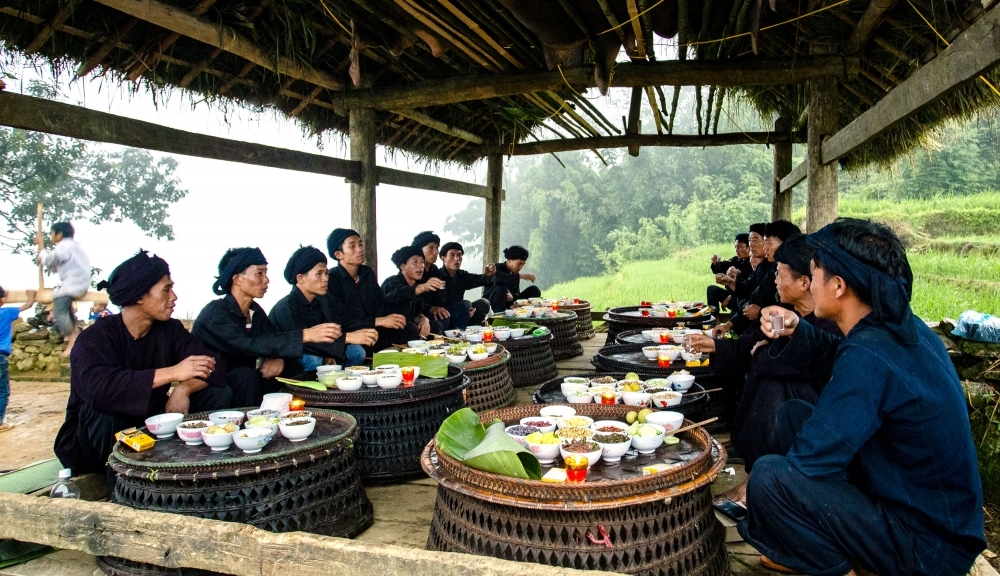 Sau lễ cúng kết thúc, nam giới đại diện cho mỗi gia đình sẽ ngồi tại lán thờ ăn cơm, bàn các công việc lớn của thôn...