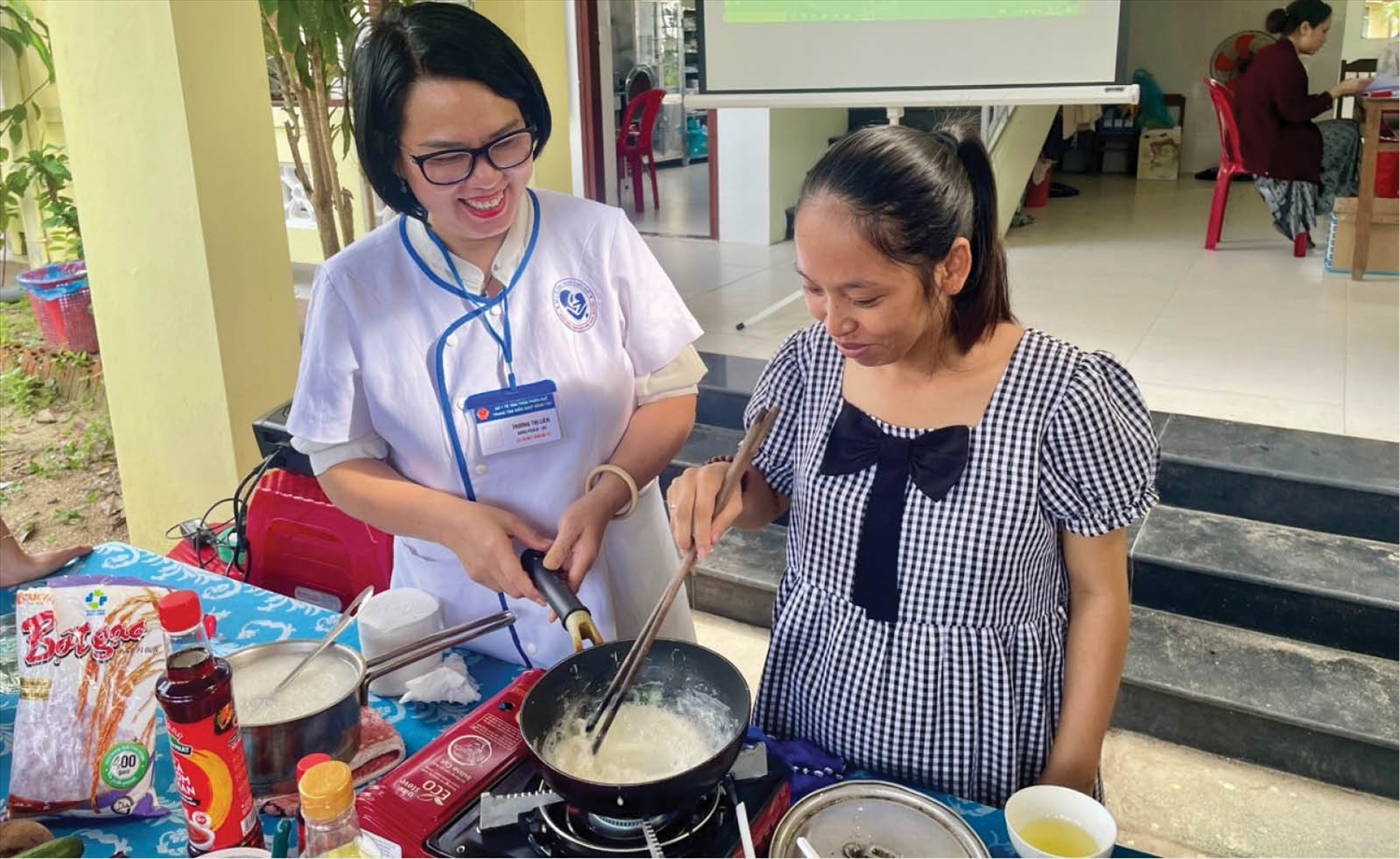 Cán bộ CDC Thừa Thiên Huế hướng dẫn bà mẹ mang thai thực hành nấu năn bảo đảm dinh dưỡng