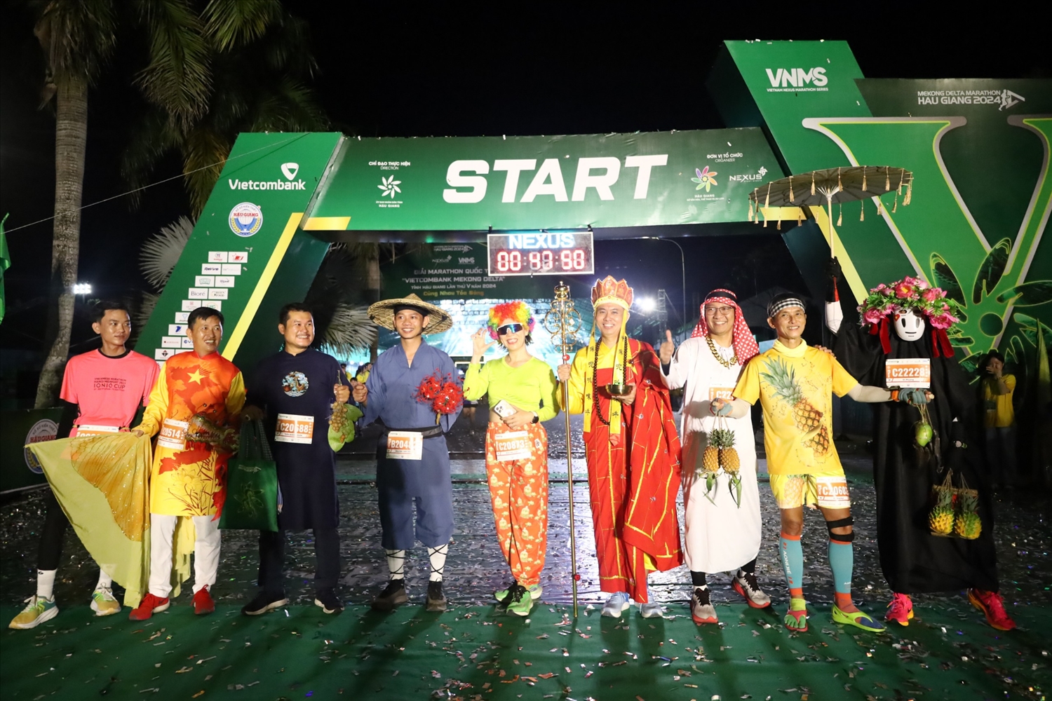 Giải marathon quốc tế “Vietcombank Mekong delta” tỉnh Hậu Giang lần thứ 5, đón chào gần 11.000 VĐV cùng tranh tài 6 cự ly thi đấu: 1,1km (trẻ em 9-11 tuổi), 2,4km (thiếu niên 12-15 tuổi), 5km, 10km, 21km và 42km