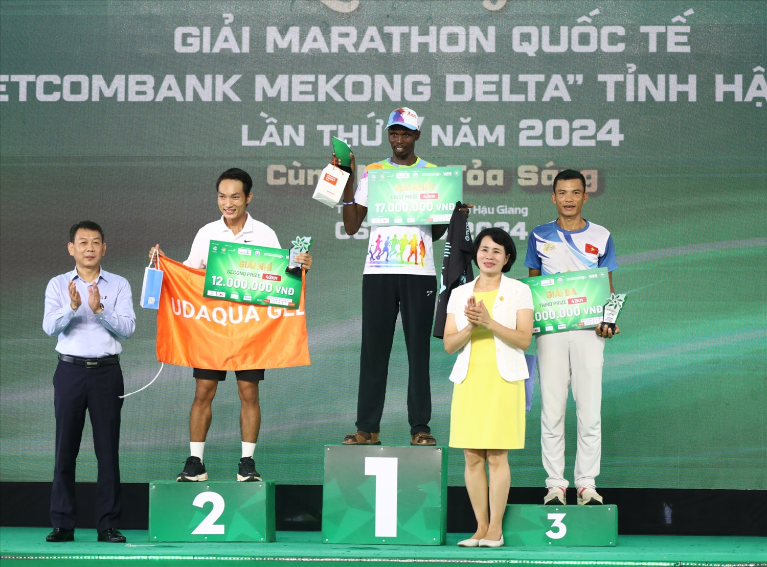 Đại diện Ban tổ chức Giải marathon quốc tế “Vietcombank Mekong delta” tỉnh Hậu Giang lần thứ V, năm 2024, trao giải đến 3 vận động viên nam xuất sắc nhất nội dung 42km 