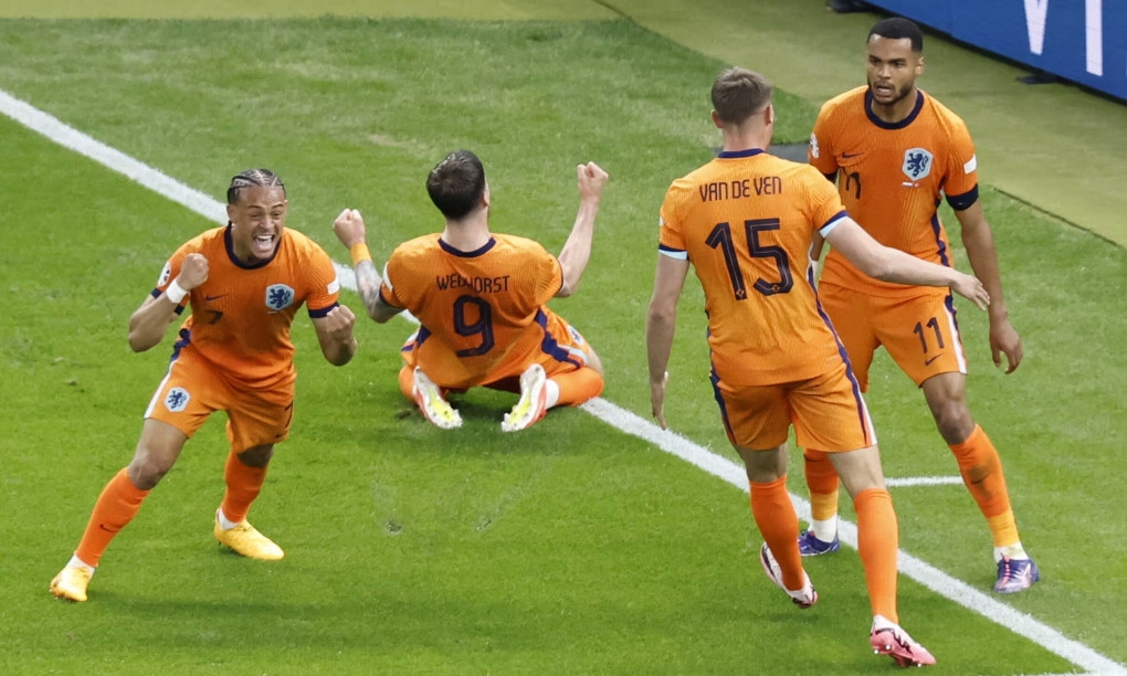 Các cầu thủ Hà Lan ăn mừng chiến thắng (Ảnh IT)