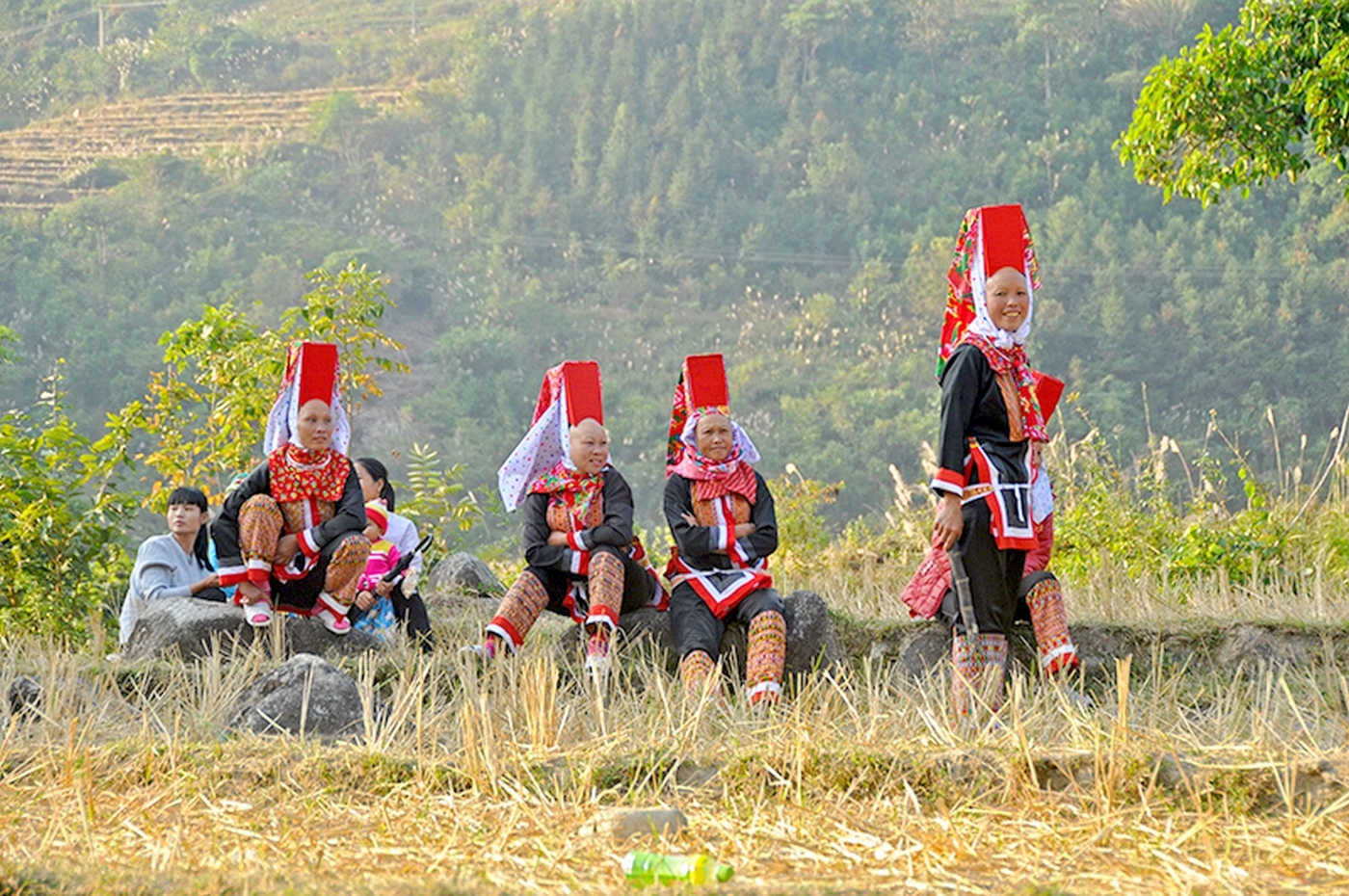 Sống ở vùng núi cao, người phụ nữ Dao Thanh Phán chọn cho mình màu sắc chủ đạo là màu đỏ. Bởi họ có niềm tin là khi mặc trên mình bộ quần áo sặc sỡ khiến cho các con thú dữ nhìn thấy sẽ tránh đi, không làm hại đến mình.