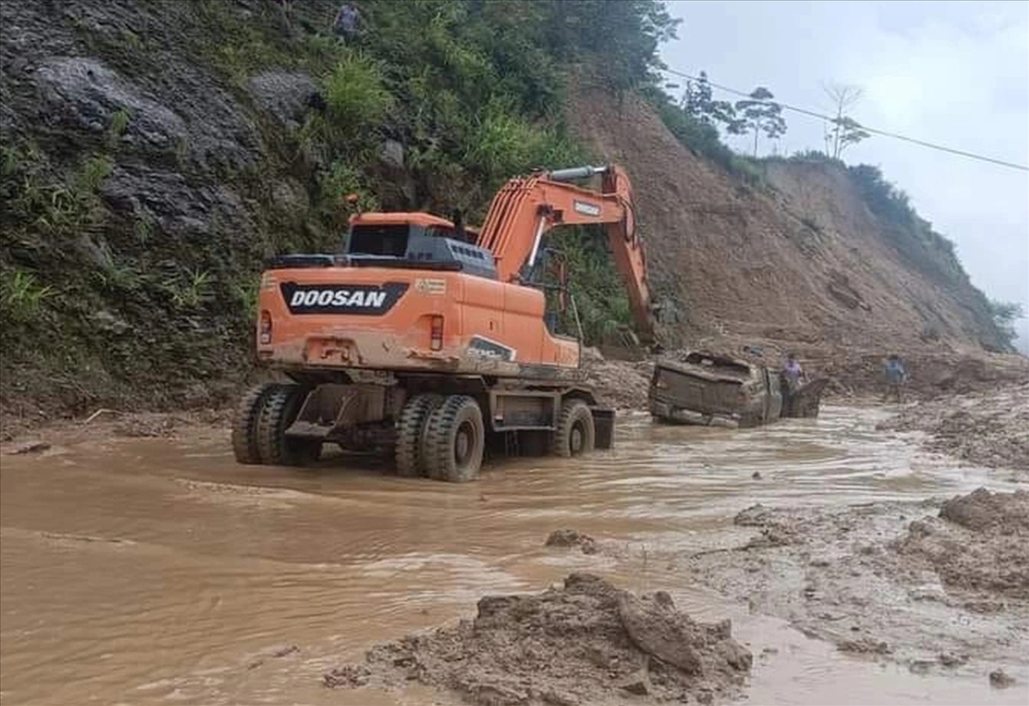 Hiện trường sạt lở tại km 36 tỉnh lộ 177, đoạn qua xã Nậm Ty, huyện Hoàng Su Phì. (Ảnh: CTV)