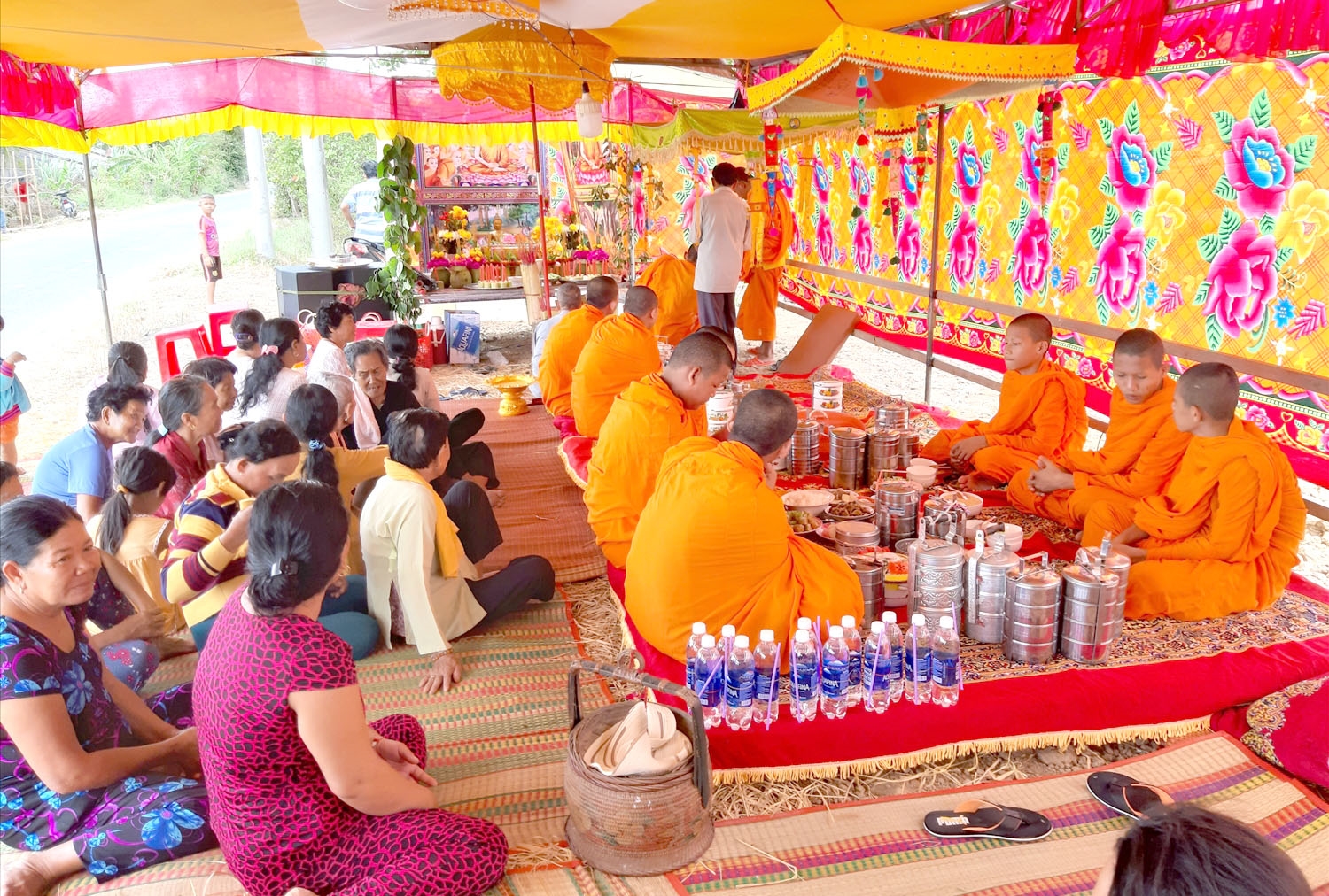 Lễ bái Tam bảo và thỉnh các sư mở khóa kinh cầu an, nghi thức quan trọng nhất trong ngày Lễ Panh Kom San Srok
