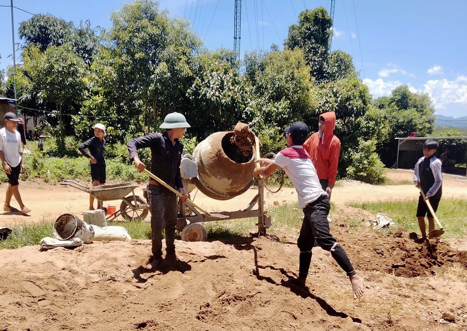 Đồng bào DTTS ở xã Pô Kô tham gia đóng góp ngày công làm đường giao thông nông thôn