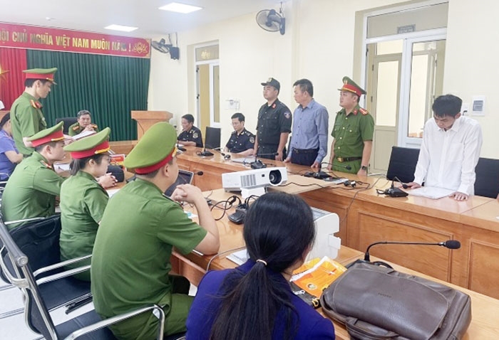 Cơ quan Cảnh sát Điều tra Công an tỉnh Hà Giang thi hành lệnh bắt tạm giam đối với Nguyễn Tứ và Đinh Đức Minh. Ảnh: CAT Hà Giang