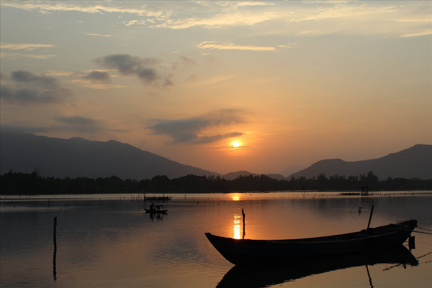 Hoàng hôn trên đầm Lập An