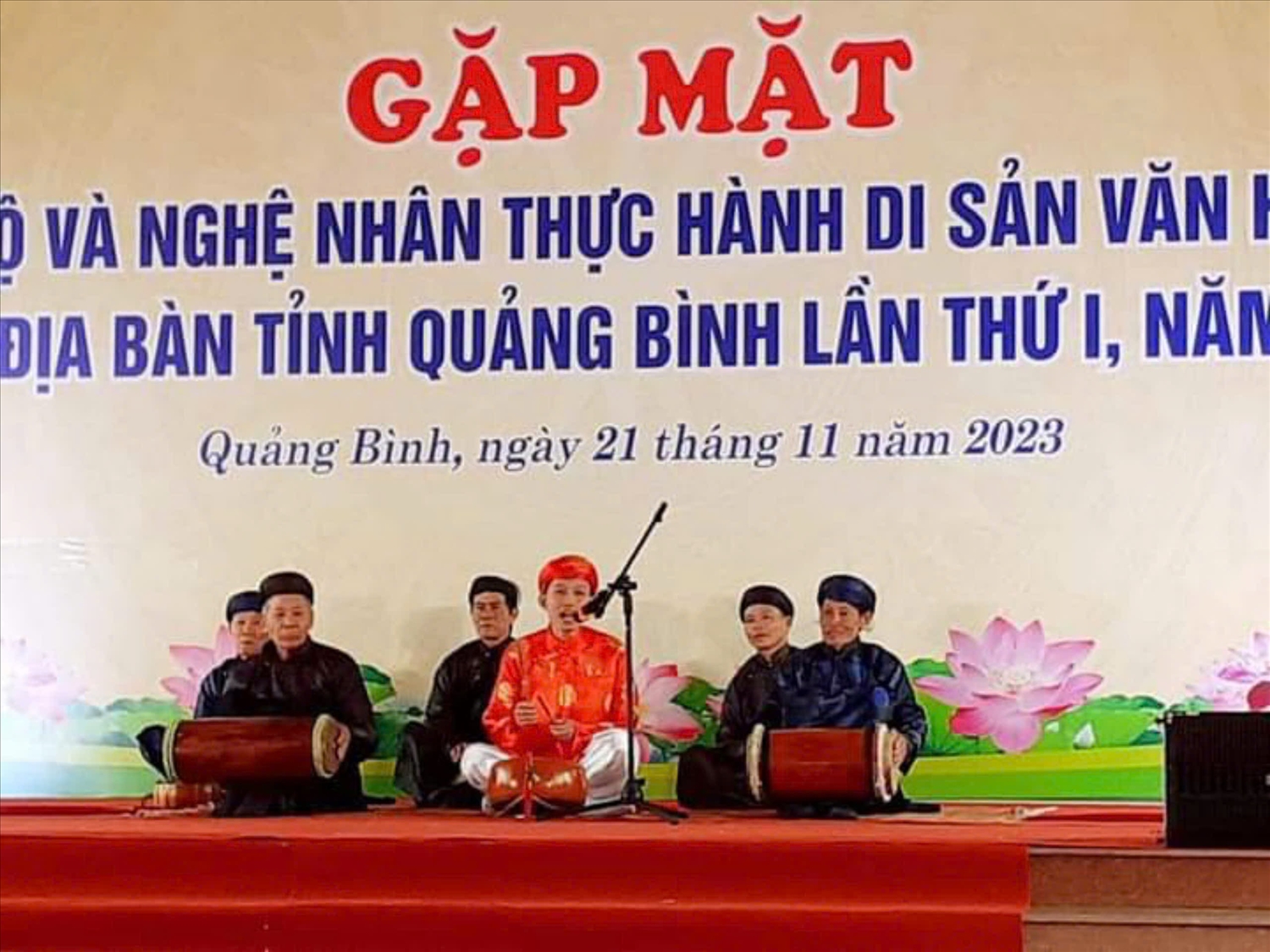 Hoàng Việt Anh (áo đỏ) cùng đội hát Sắc bùa tại địa phương tham gia biểu diễn tại các sự kiện của tỉnh Quảng Bình