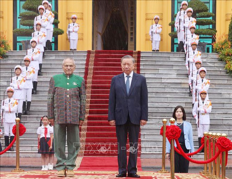 Chủ tịch nước Tô Lâm và Tổng thống Timor-Leste Jose Ramos-Horta trên bục danh dự, nghe quân nhạc cử Quốc thiều hai nước - Ảnh: TTXVN