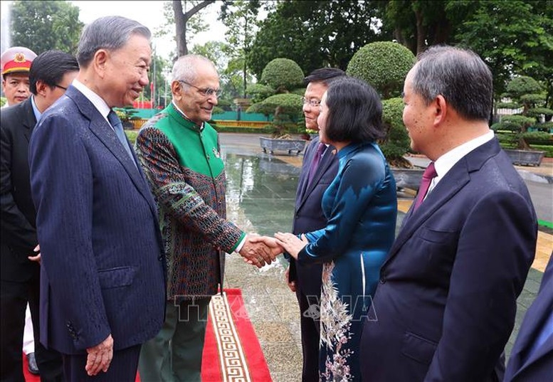 Chủ tịch nước giới thiệu với Tổng thống Jose Ramos-Horta thành viên Đoàn Việt Nam tại lễ đón - Ảnh: TTXVN