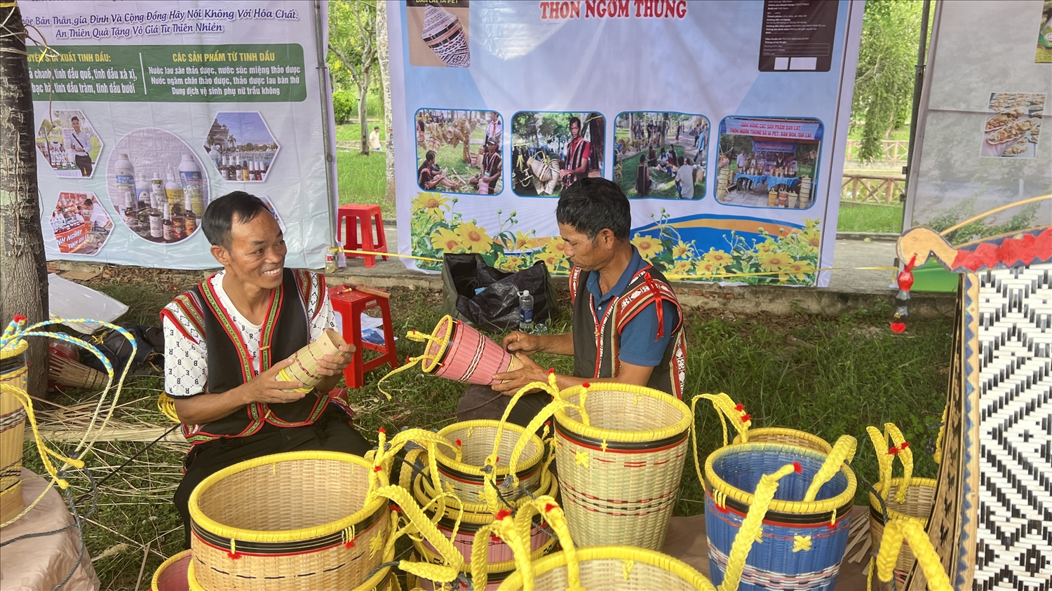 Nghề đan lát truyền thống của đồng bào Ba Na tại Hội chợ nông sản