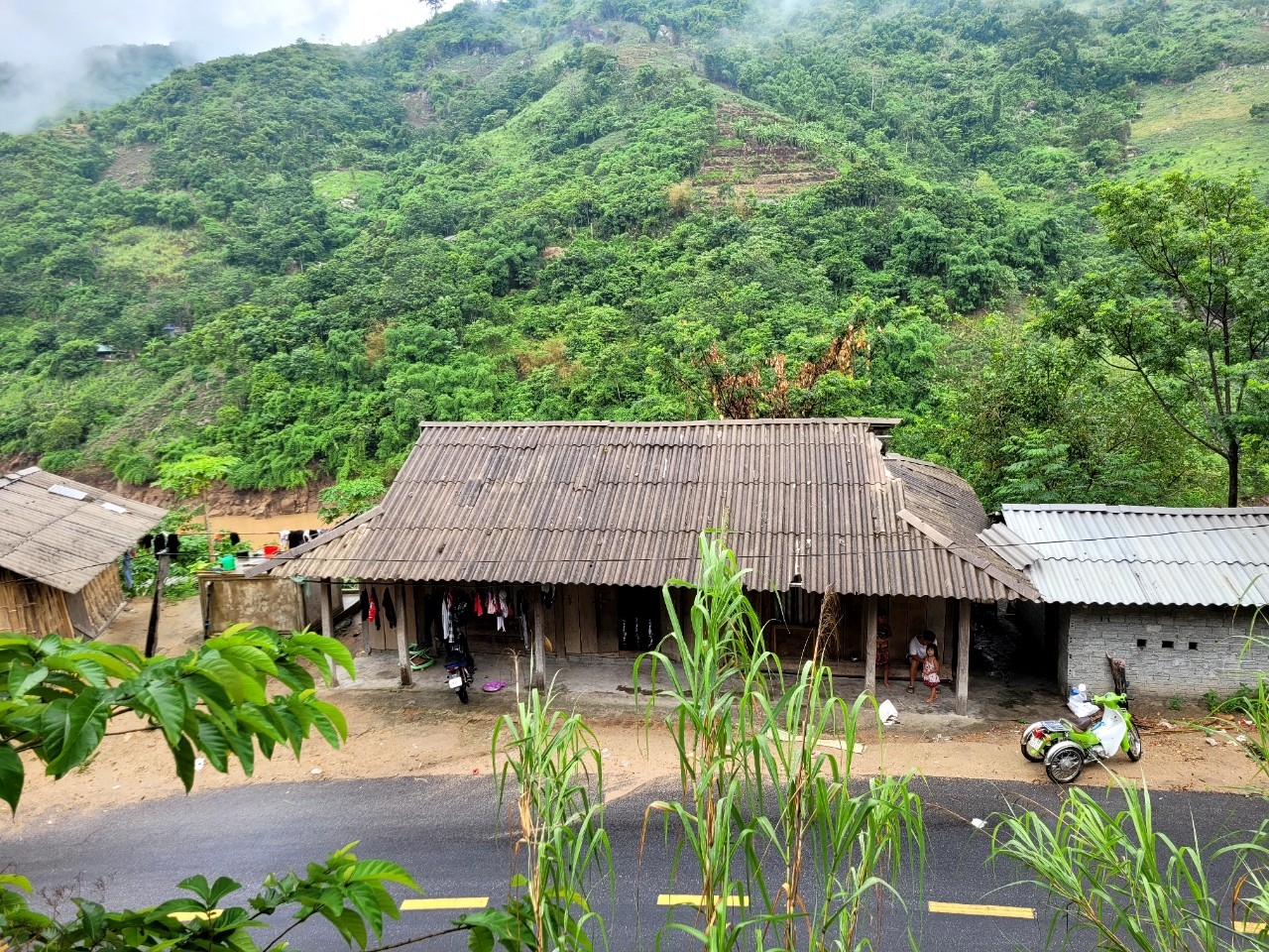 Xa Lung còn nhiều cái khó như chưa có nhà văn hóa, nước sinh hoạt, trong đó niềm mơ ước lớn nhất của bản là có điện lưới