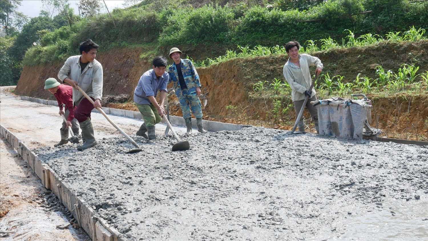 Xây dựng giao thông nông thôn góp phần thúc đẩy phát triển kinh tế-xã hội vùng DTTS và miền núi