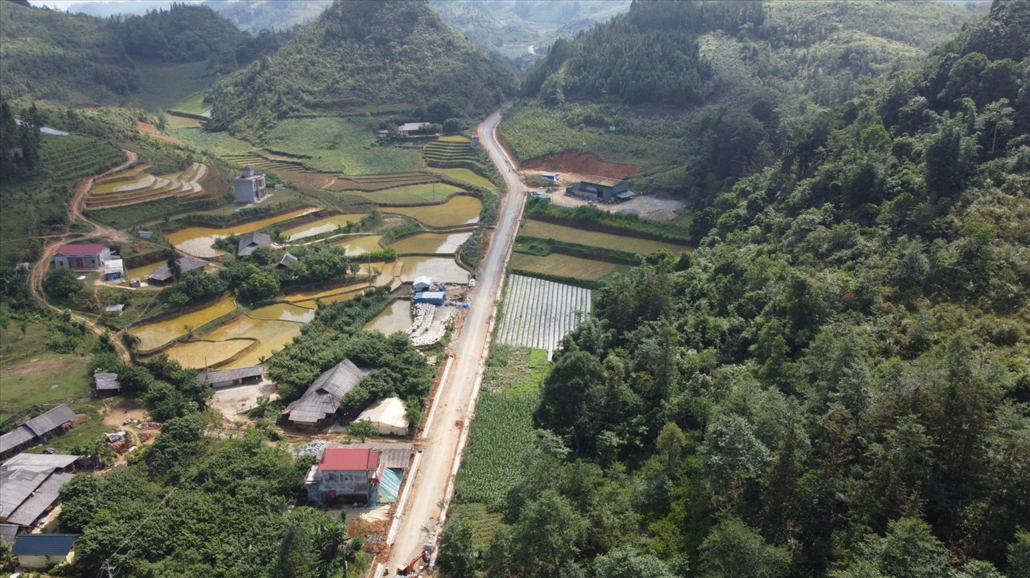 Những tuyến đường giao thông đang ngày một nối dài, thúc đẩy giao thương hàng hóa giữa vùng thấp với vùng cao