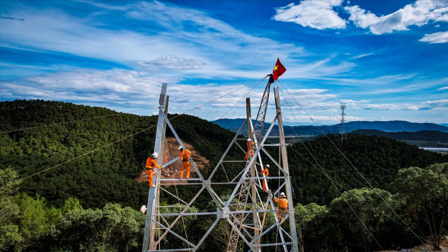 Đội xung kích Công ty Điện lực Kon Tum thi công trên đại công trường đường dây 500 kV mạch 3