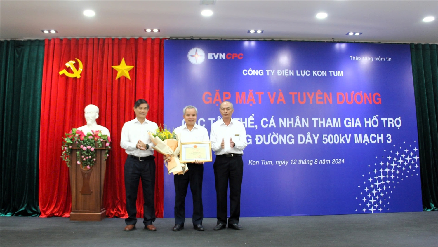 Ông Nguyễn Văn Hạnh (bên phải) – Giám đốc Công ty Điện lực Kon Tum tặng giấy khen cho tập thể Đội xung kích tham xây dựng dự án đường dây 500 kV mạch 3