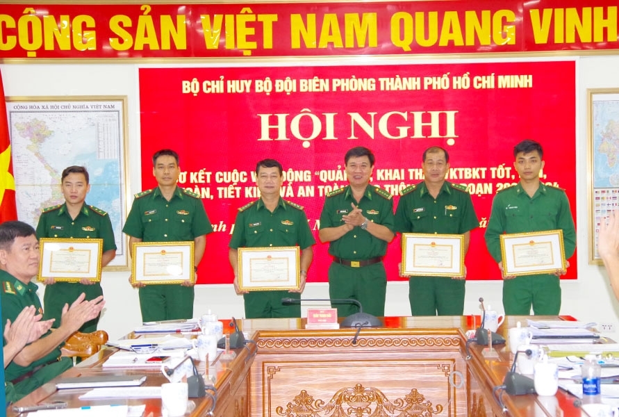 Đại tá Trần Thanh Đức, Chỉ huy trưởng Bộ đội Biên phòng Thành phố trao tặng Giấy khen cho 03 tập thể có thành tích xuất sắc trong thực hiện Cuộc vận động 50.