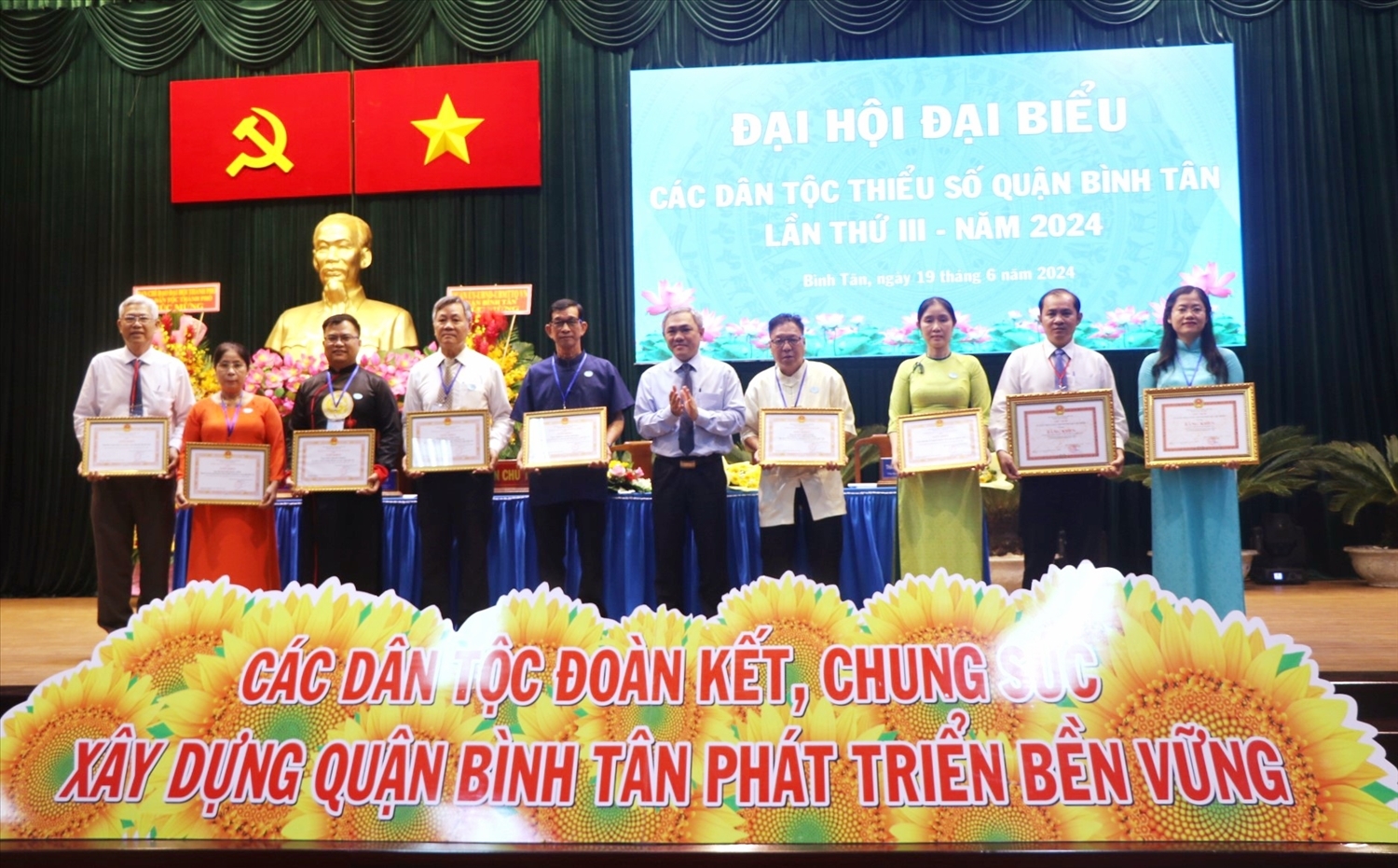 Ông Huỳnh Văn Hồng Ngọc, Trưởng Ban Dân tộc trao Bằng khen của Chủ tịch UBND TP. Hồ Chí Minh cho 2 tập thể; trao 7 Giấy khen của Trưởng Ban Dân tộc TP. Hồ Chí Minh cho 2 tập thể và 5 cá nhân tại Đại hội đại biểu các DTTS quận Bình Tân lần thứ III năm 2024 (tổ chức ngày 19/6/2024).