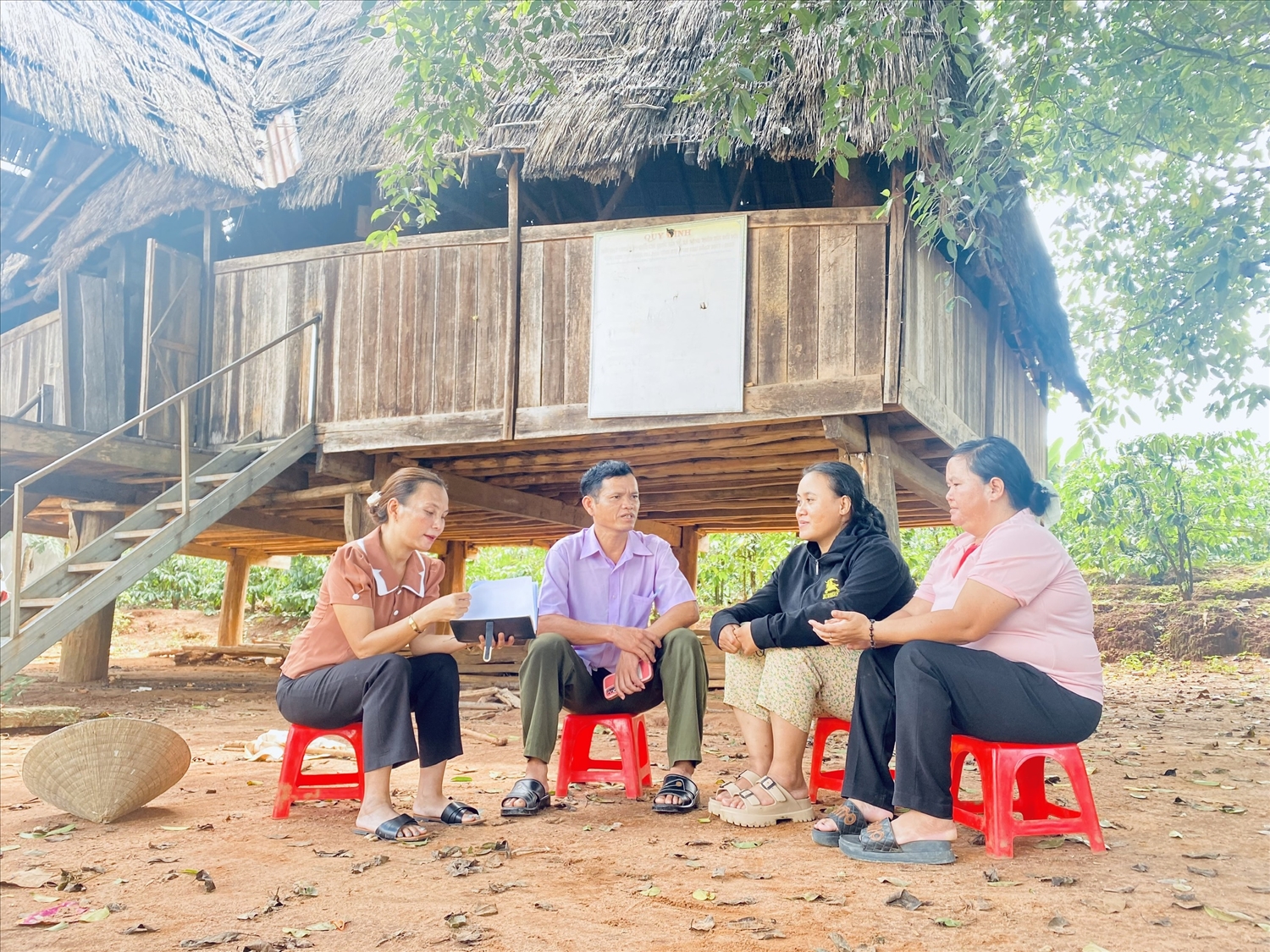 Nhiều thôn, làng trên địa bàn huyện Đăk Hà đưa nội dung TH&HNCHT vào hương ước, quy ước để thực hiện, nếu hộ nào vi phạm sẽ không được xét là gia đình văn hóa