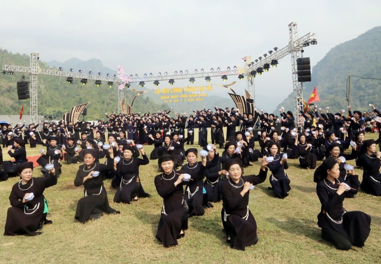 Màn múa bát với sự tham gia của 250 người tại Lễ hội Lồng Tồng Ba Bể năm 2024.