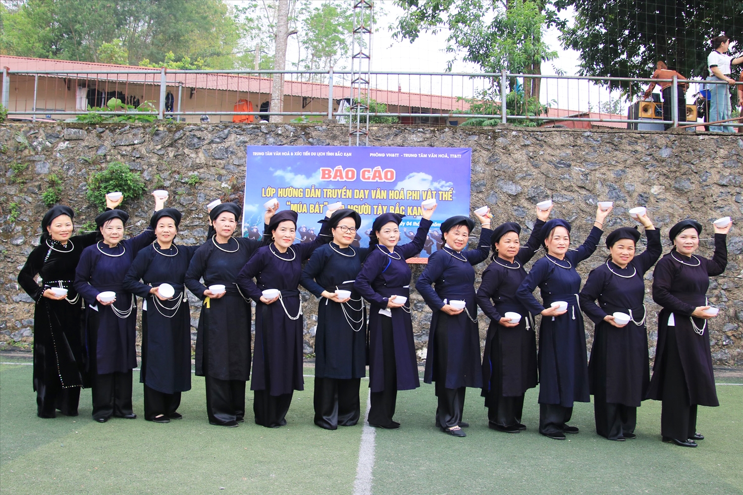 Nhiều lớp truyền dạy múa bát được mở, tạo điều kiện cho loại hình này tiếp tục duy trì và phát triển trong đời sống. (Ảnh Thu Trang)