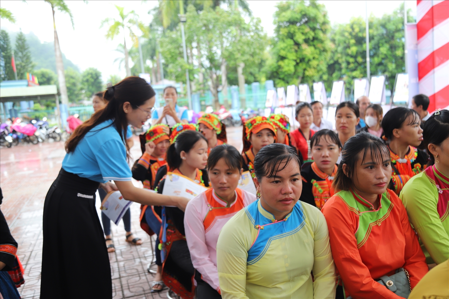 Cán bộ Hội Liên hiệp Phụ nữ Việt Nam cung cấp thông tin, tài liệu về kiến thức về sinh đẻ an toàn và chăm sóc sức khỏe trẻ em cho cásc hội viên phụ nữ 