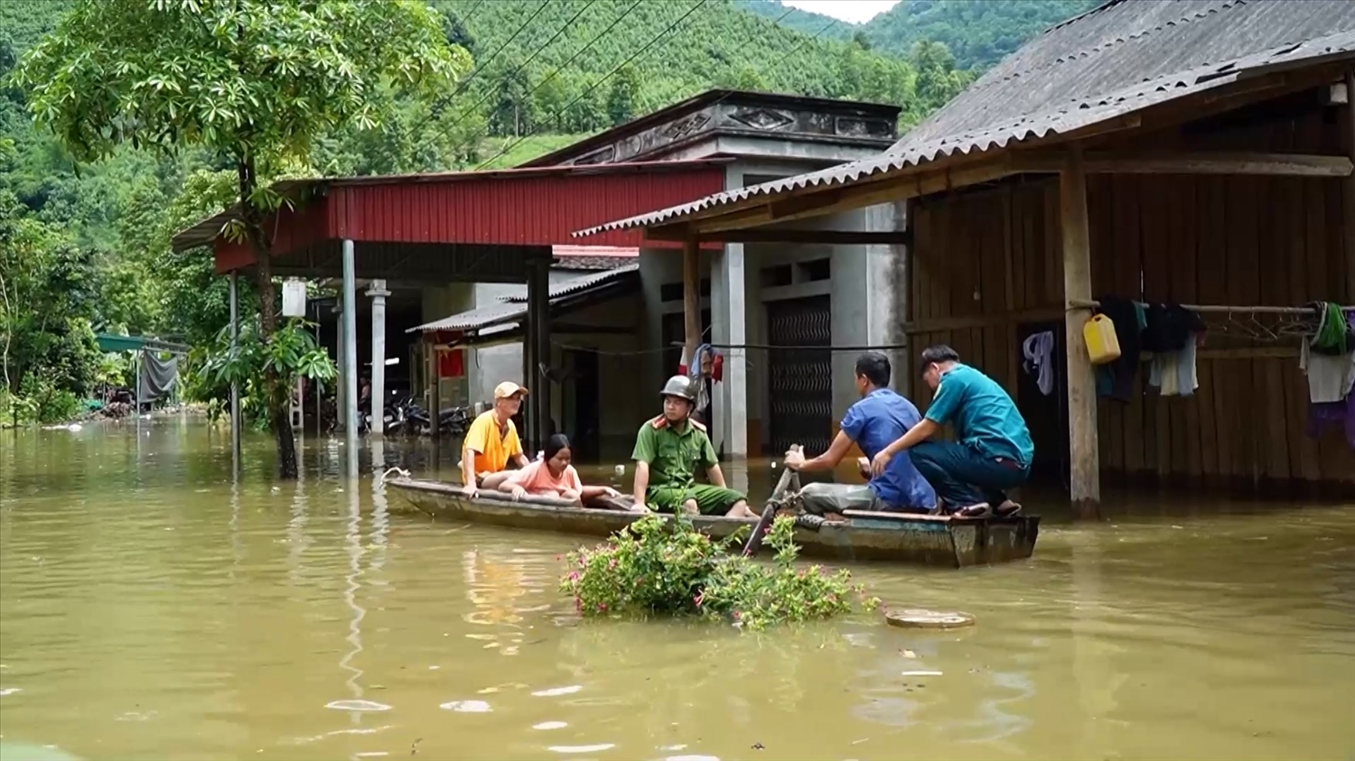 Lực lượng chức năng hỗ trợ người dân di chuyển tài sản 