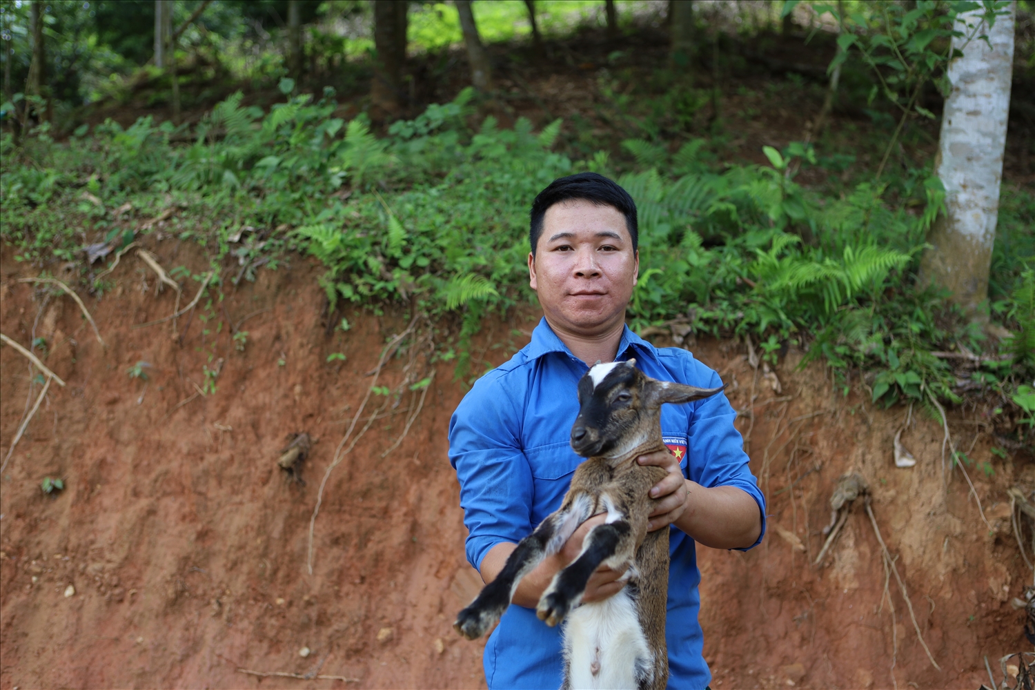 Anh Vi Văn Kim, thôn Nà Thài, xã Thượng Giáp, huyện Na Hang chăm sóc đàn dê của gia đình.