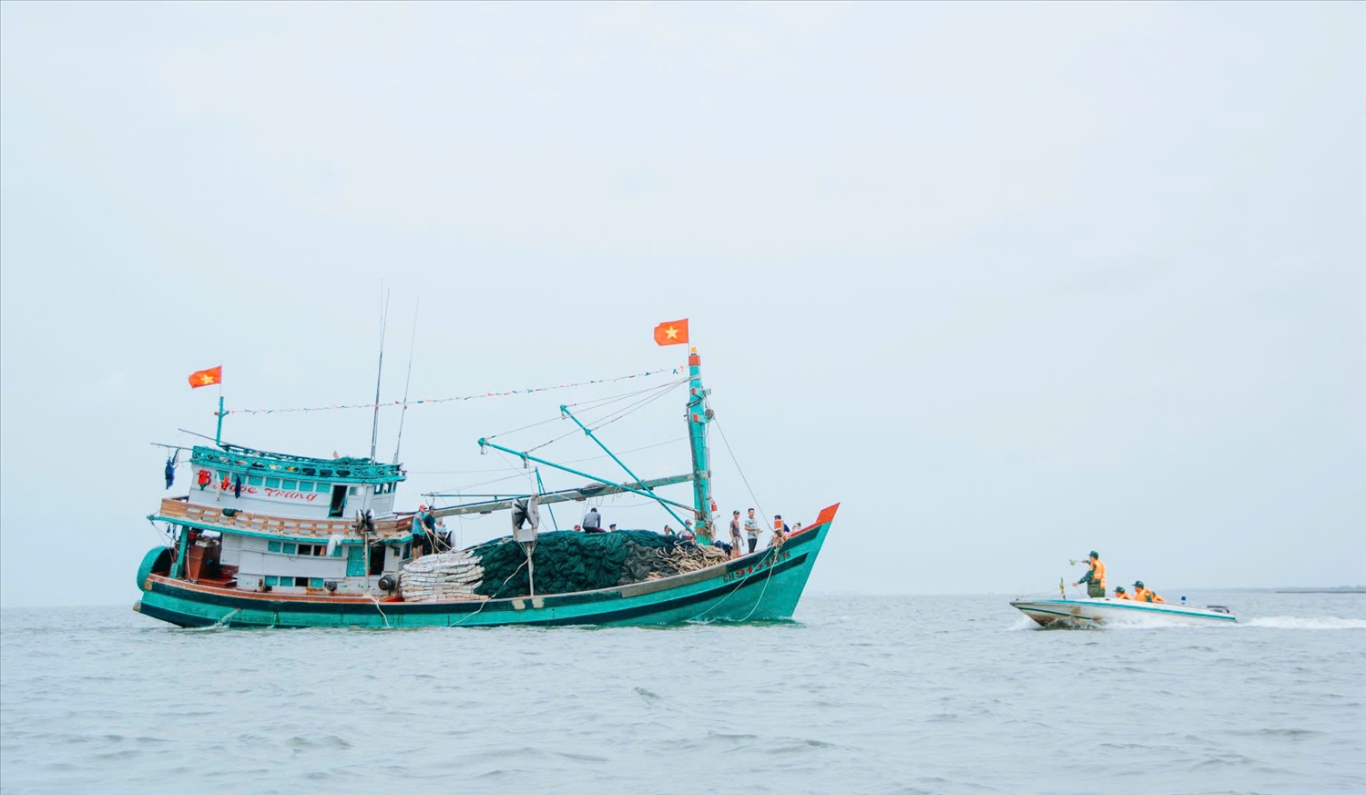 Cán bộ, chiến sỹ Đồn Biên phòng Sông Đốc, BĐBP Cà Mau tuần tra, kiểm tra tàu khai thác thủy sản tại cửa biển.