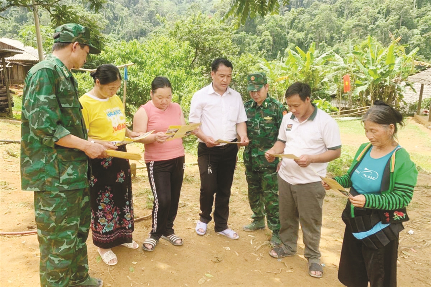 Anh Thao Văn Dia (thứ 4, từ trái sang) tham gia tuyên truyền cho bà con Nhân dân ở khu vực biên giới. Ảnh: Quốc Toản