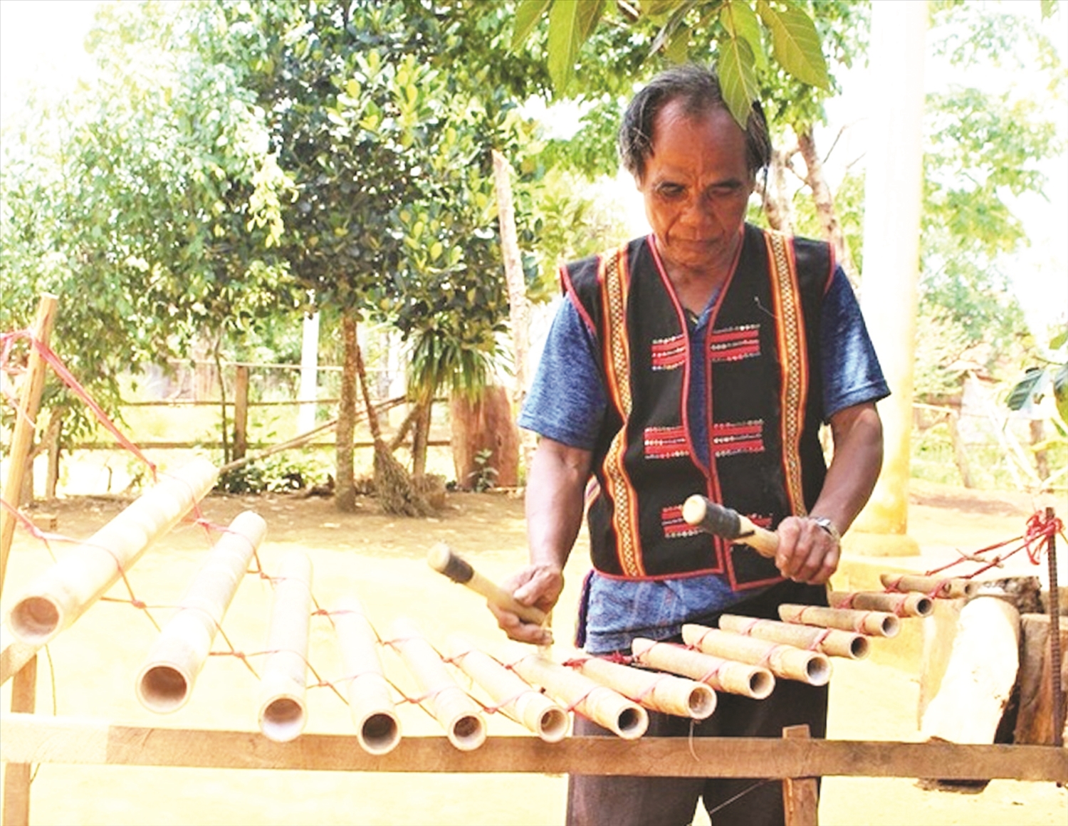 Nghệ nhân Đinh Chương biểu diễn đàn T’rưng