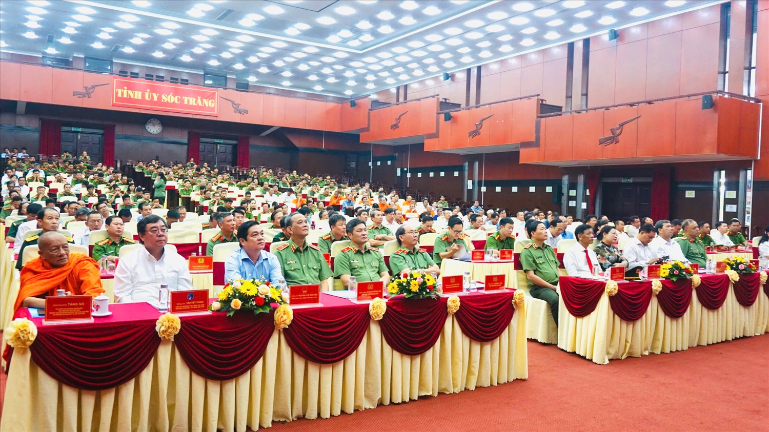 Các đại biểu tham dự Hội nghị biểu dương, nhân rộng các mô hình TDBVANTQ vùng đồng bào DTTS khu vực Tây Nam bộ 