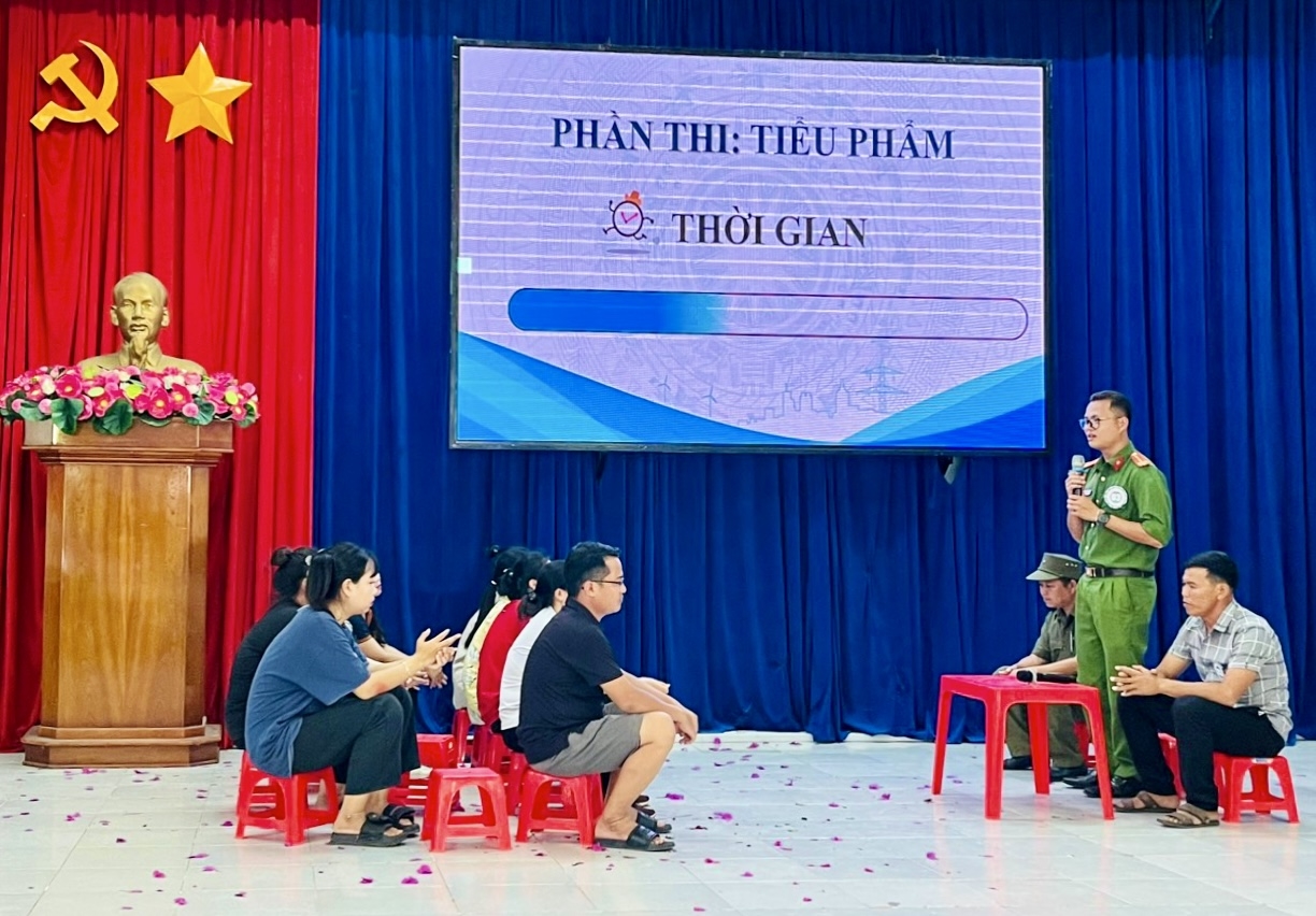 Các đội thi tham gia phần thi Tiểu phẩm với các nội dung liên quan trực tiếp đến đời sống của đồng bào DTTS