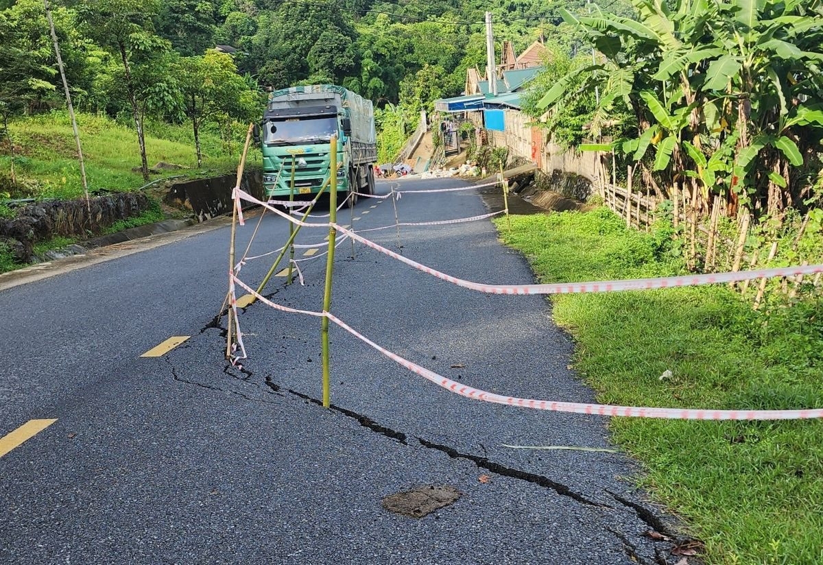 Chính quyền địa phương đã đặt biển, căng dây cảnh báo người dân qua lại tuyến đường sụt lún nguy hiểm này