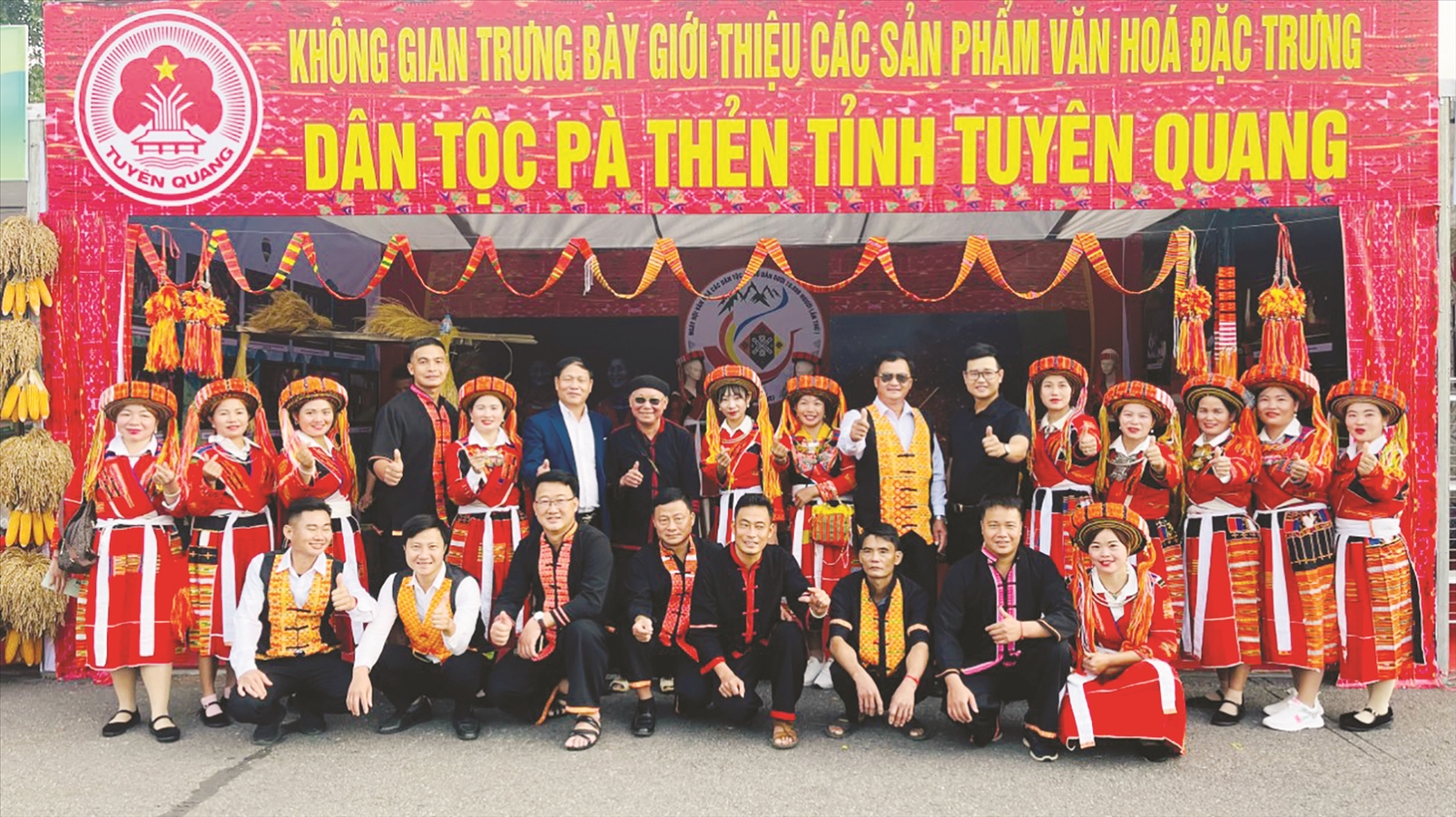  Bà Húng Thị Tâm (thứ 3 từ phải qua trái) cùng Đoàn Tuyên Quang tham dự Ngày hội văn hóa các dân tộc có số dân dưới 10.000 người lần thứ I tại tỉnh Lai Châu