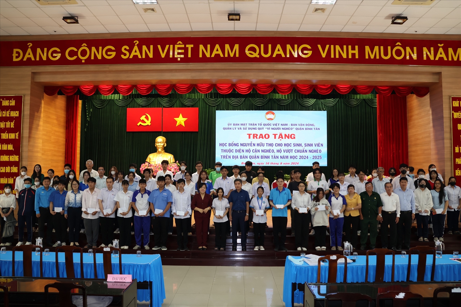 Ông Nguyễn Việt Quế Sơn và bà Nguyễn Thanh Nguyệt trao học bổng Nguyễn Hữu Thọ cho các em học sinh, sinh viên DTTS.