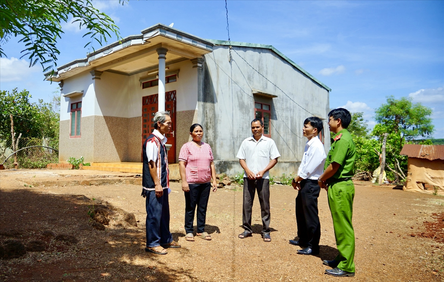 Ban Dân tộc tỉnh Gia Lai phối hợp với các đơn vị liên quan thường xuyên theo dõi, nắm bắt tình hình đời sống, kinh tế, văn hóa - xã hội, an ninh chính trị trong vùng đồng bào DTTS