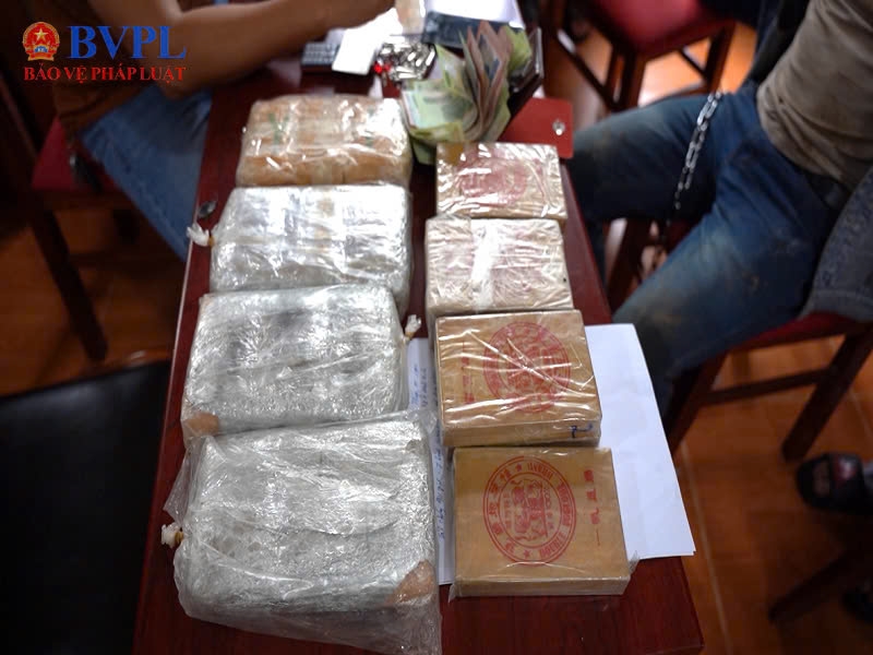 19 bánh heroin, 84.000 viên MTTH là tang vật thu giữ được của vụ án.Ảnh CACC