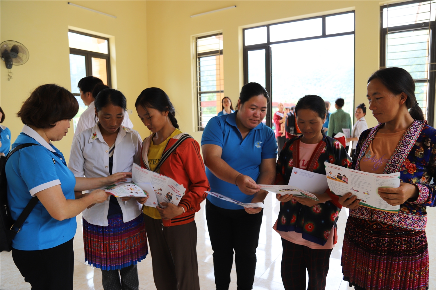 Cán bộ Hội Liên hiệp phụ nữ tỉnh Lai Châu tuyên truyền kiến thức về bình đẳng giới cho chị em phụ nữ DTTS