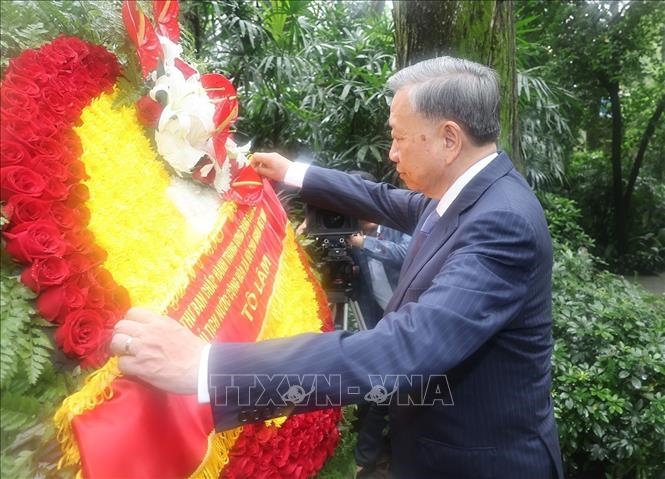 Tổng Bí thư, Chủ tịch nước Tô Lâm dâng hoa tưởng niệm Liệt sĩ Phạm Hồng Thái. Ảnh: Trí Dũng/ TTXVN